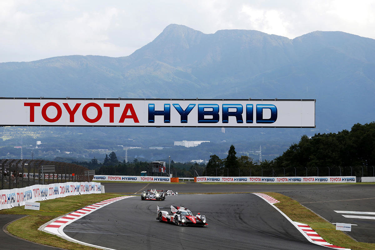 Toyota TS050 Hybrid posádky Stéphane Sarrazin, Kamui Kobayashi, Mike Conway