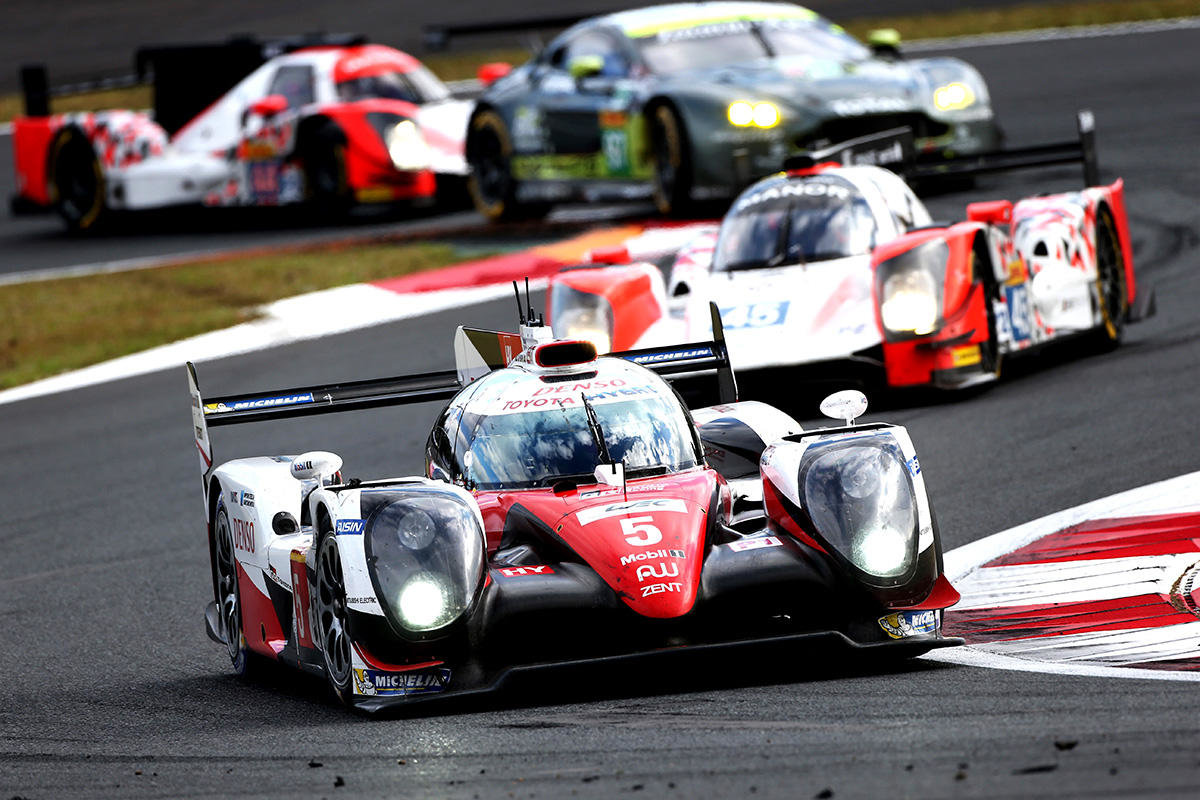 Toyota TS050 Hybrid posádky Sébastien Buemi, Kazuki Nakajima, Anthony Davidson