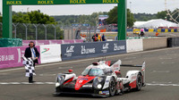 Toyota TS050 Hybrid posádky Mike Conway, Stéphane Sarrazin, Kamui Kobayashi