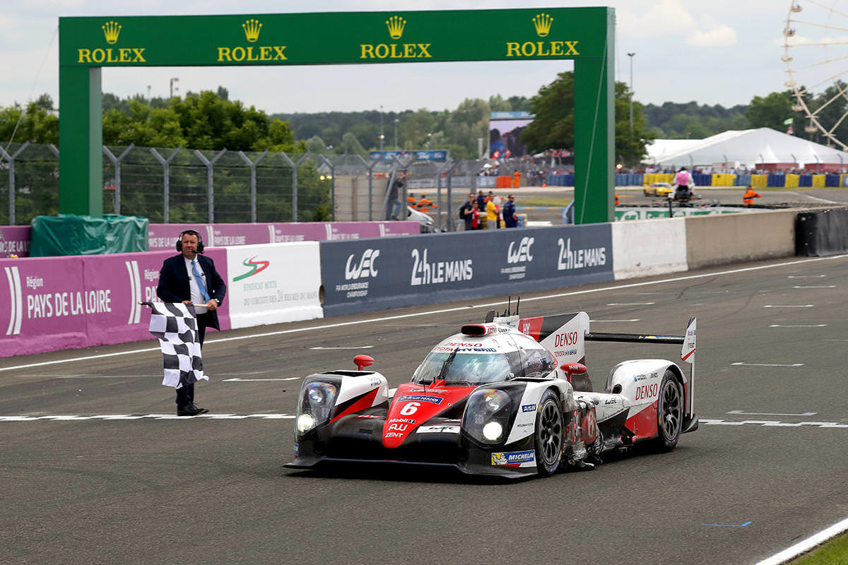 Toyota TS050 Hybrid posádky Mike Conway, Stéphane Sarrazin, Kamui Kobayashi