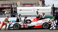 Toyota TS050 Hybrid posádky Sébastien Buemi, Kazuki Nakajima, Anthony Davidson