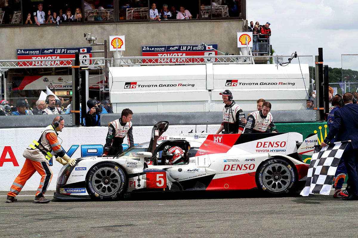 Toyota TS050 Hybrid posádky Sébastien Buemi, Kazuki Nakajima, Anthony Davidson