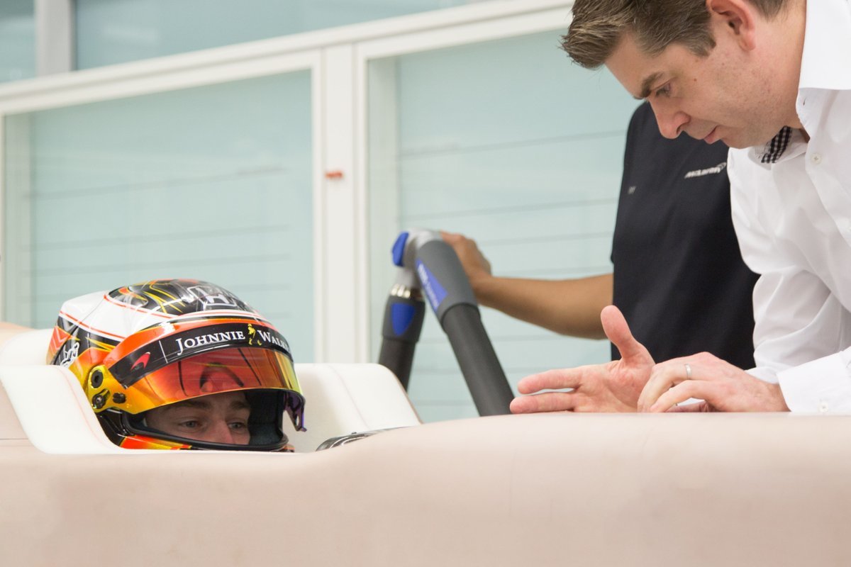 Stoffel Vandoorne se v továrně McLarenu seznamuje s výhledem z nového vozu pro rok 2017