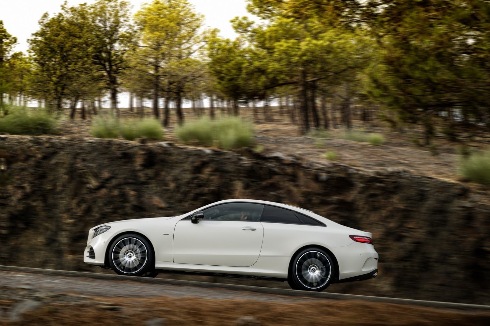 Mercedes-Benz třídy E s karosérií kupé patří k nejelegantnějším autům dneška.