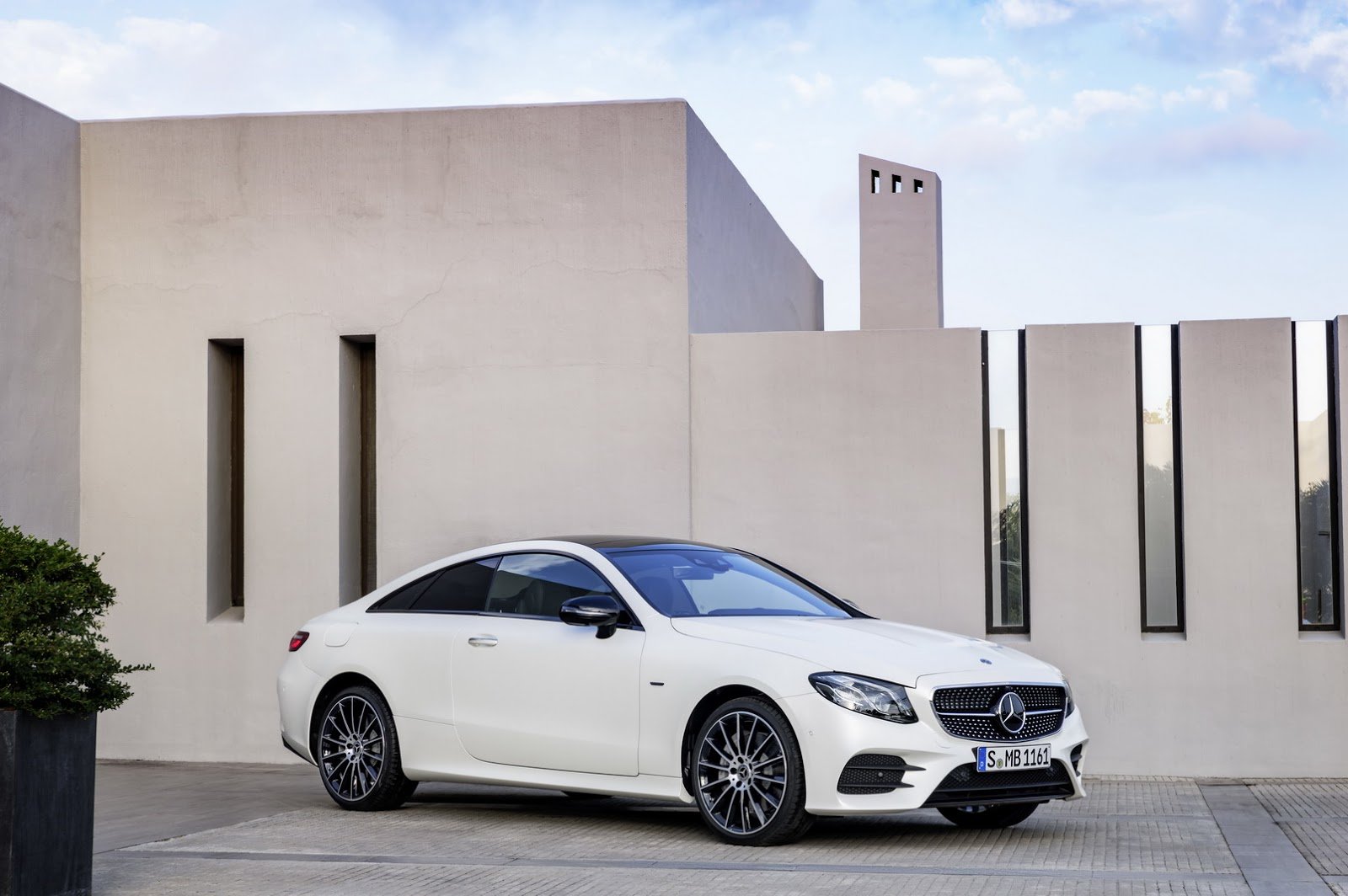 Mercedes-Benz třídy E s karosérií kupé patří k nejelegantnějším autům dneška.