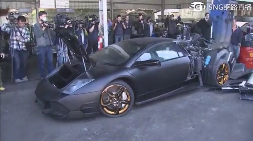 Demonstrativní zničení ilegálně dovezeného Lamborghini Murciélago.