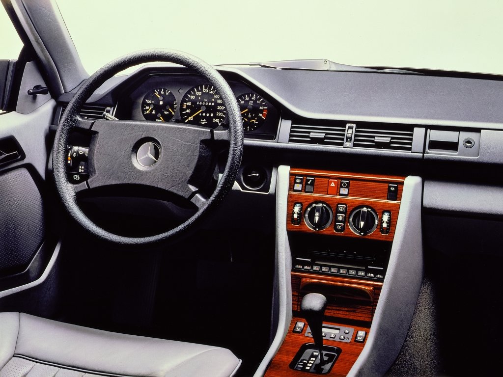 Mercedes-Benz C124 se poprvé představil na ženevském autosalonu 1987.