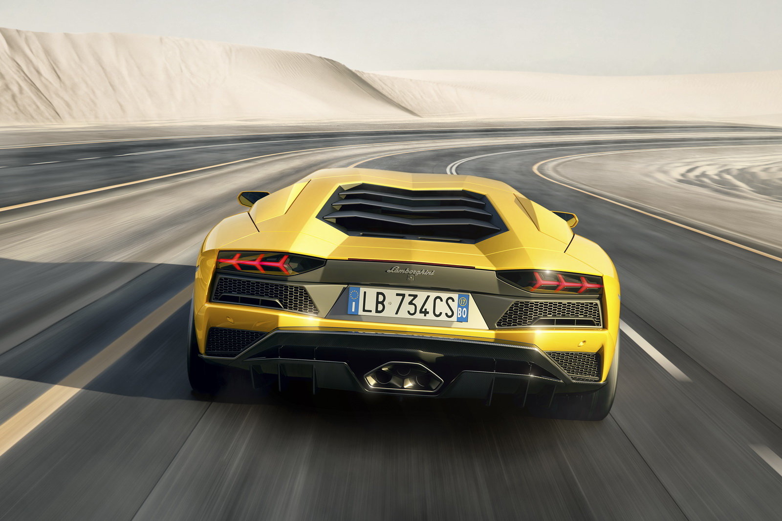 Lamborghini Aventador S má oproti předchůdci vyšší výkon a natáčení zadních kol.