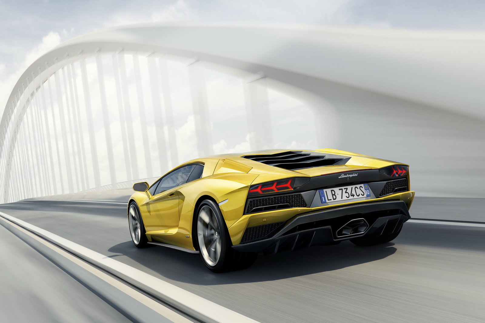 Lamborghini Aventador S má oproti předchůdci vyšší výkon a natáčení zadních kol.