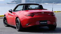 Mazda Roadster Classic Red odkazuje na původní otevřený model.