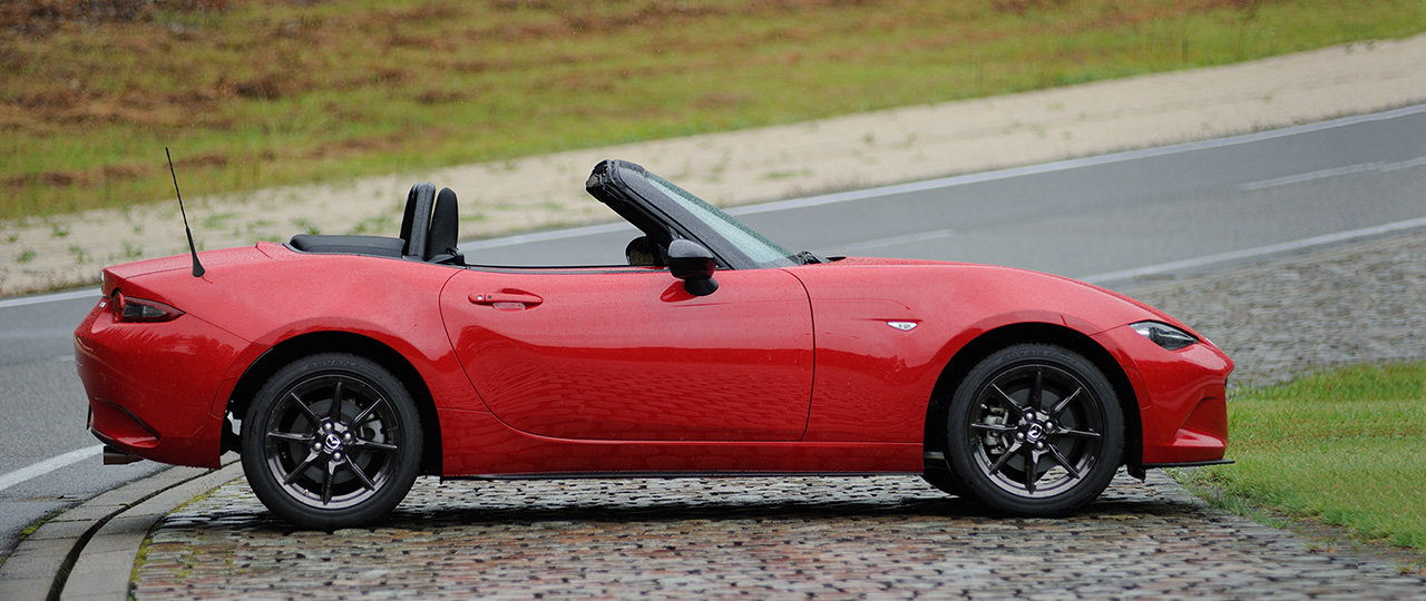 Mazda Roadster Classic Red odkazuje na původní otevřený model.