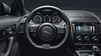 Jaguar F-Type dostal v rámci modernizace lepší interiér a novou verzi 400 Sport.