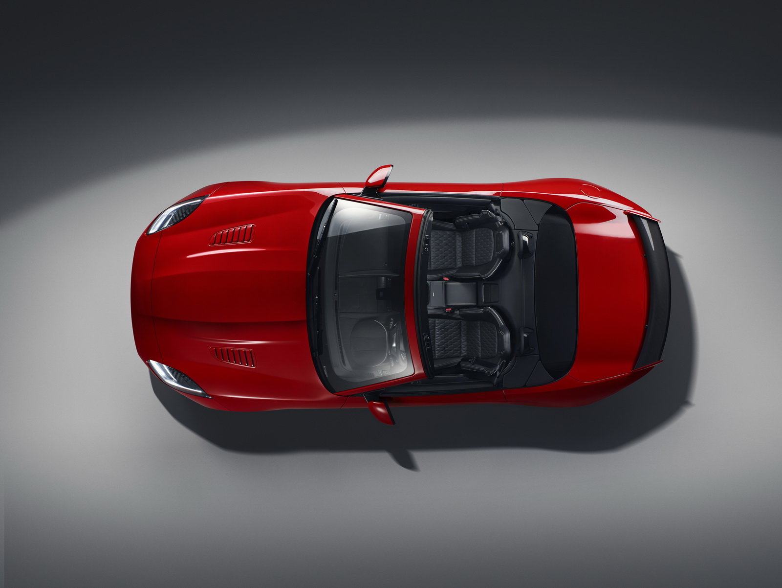 Jaguar F-Type dostal v rámci modernizace lepší interiér a novou verzi 400 Sport.