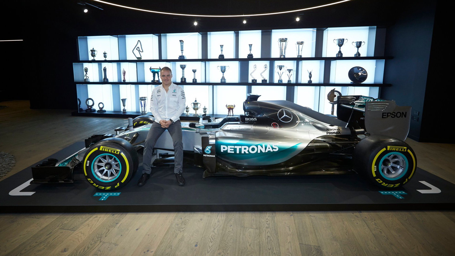 Valtteri Bottas s vozem a poháry Mercedesu
