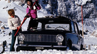 Jak správně přepravovat lyže ukazovala už dobová fotka Fiatu 124.