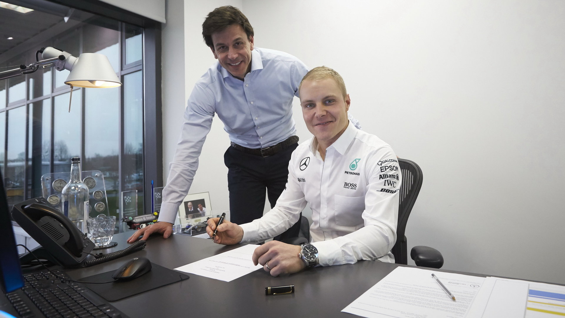 Valtteri Bottas nastupuje k Mercedesu