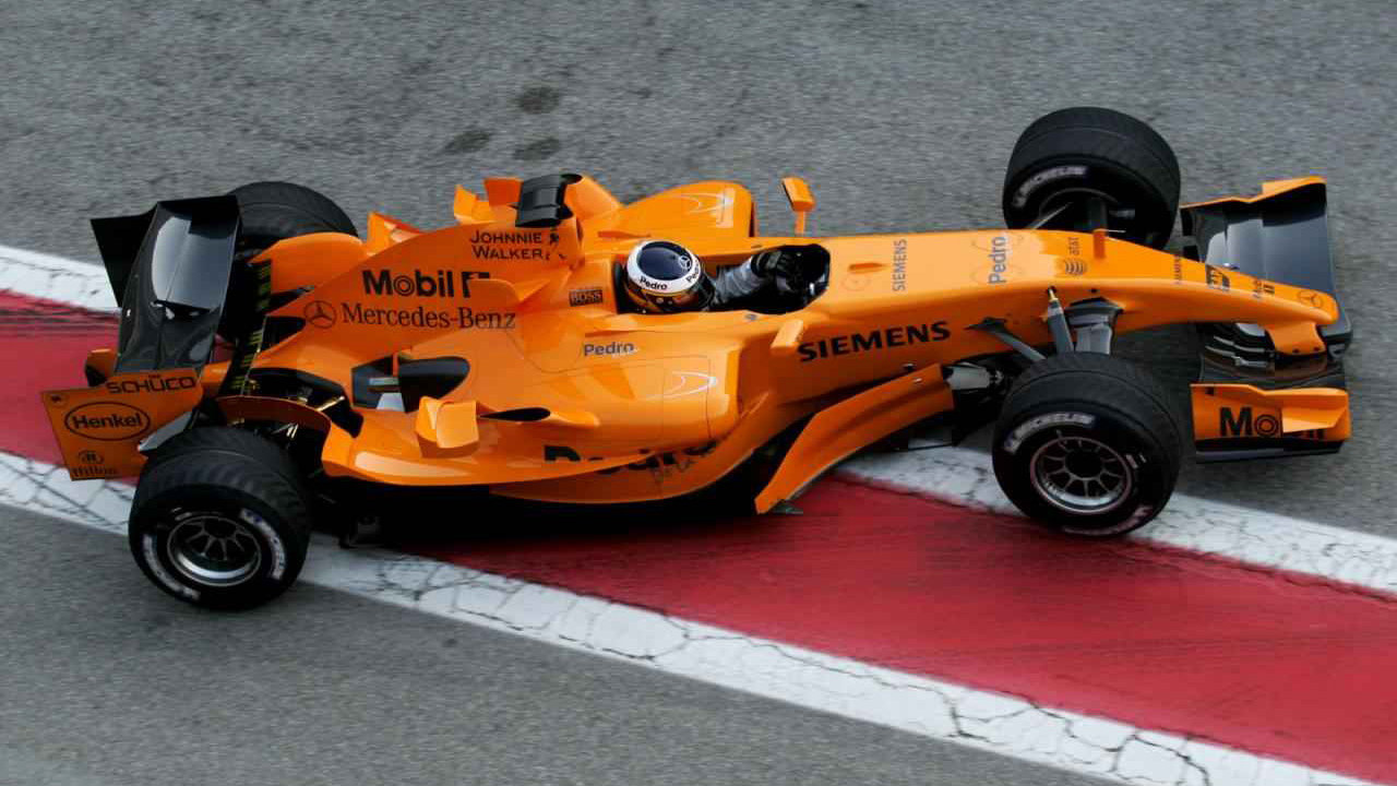 Pedro de la Rosa s oranžovým McLarenem MP4-21 při testech v Barceloně