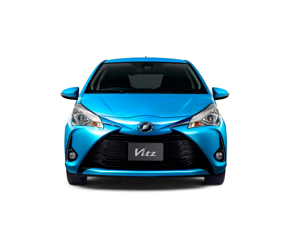 Omlazená Toyota Vitz je vizuálně sportovnější, hybrid nechybí.