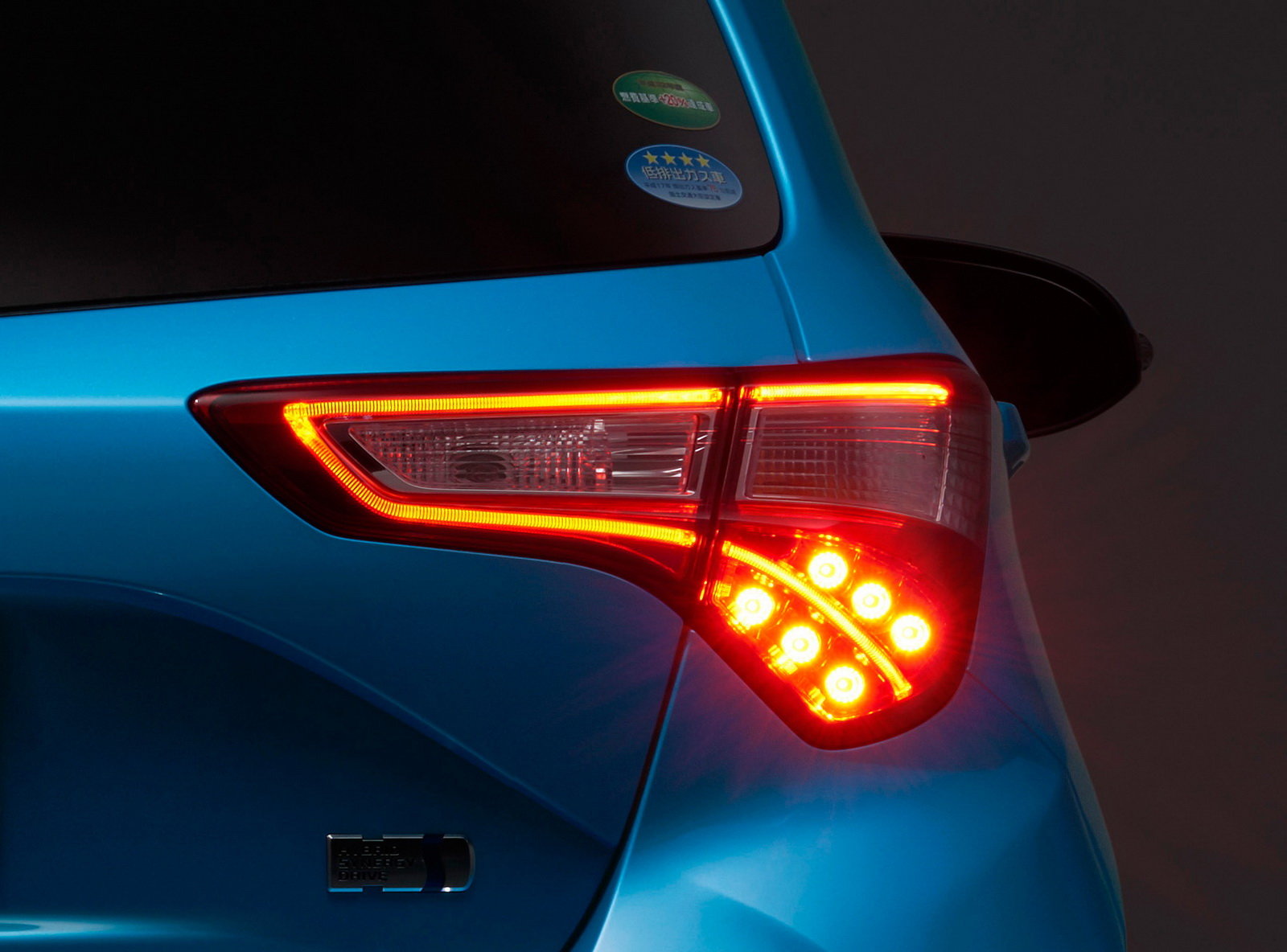 Omlazená Toyota Vitz je vizuálně sportovnější, hybrid nechybí.