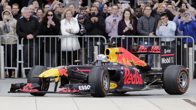 Záběr Red Bullu z amerického Houstonu - nyní se podobně velkolepá show chystá v Londýně