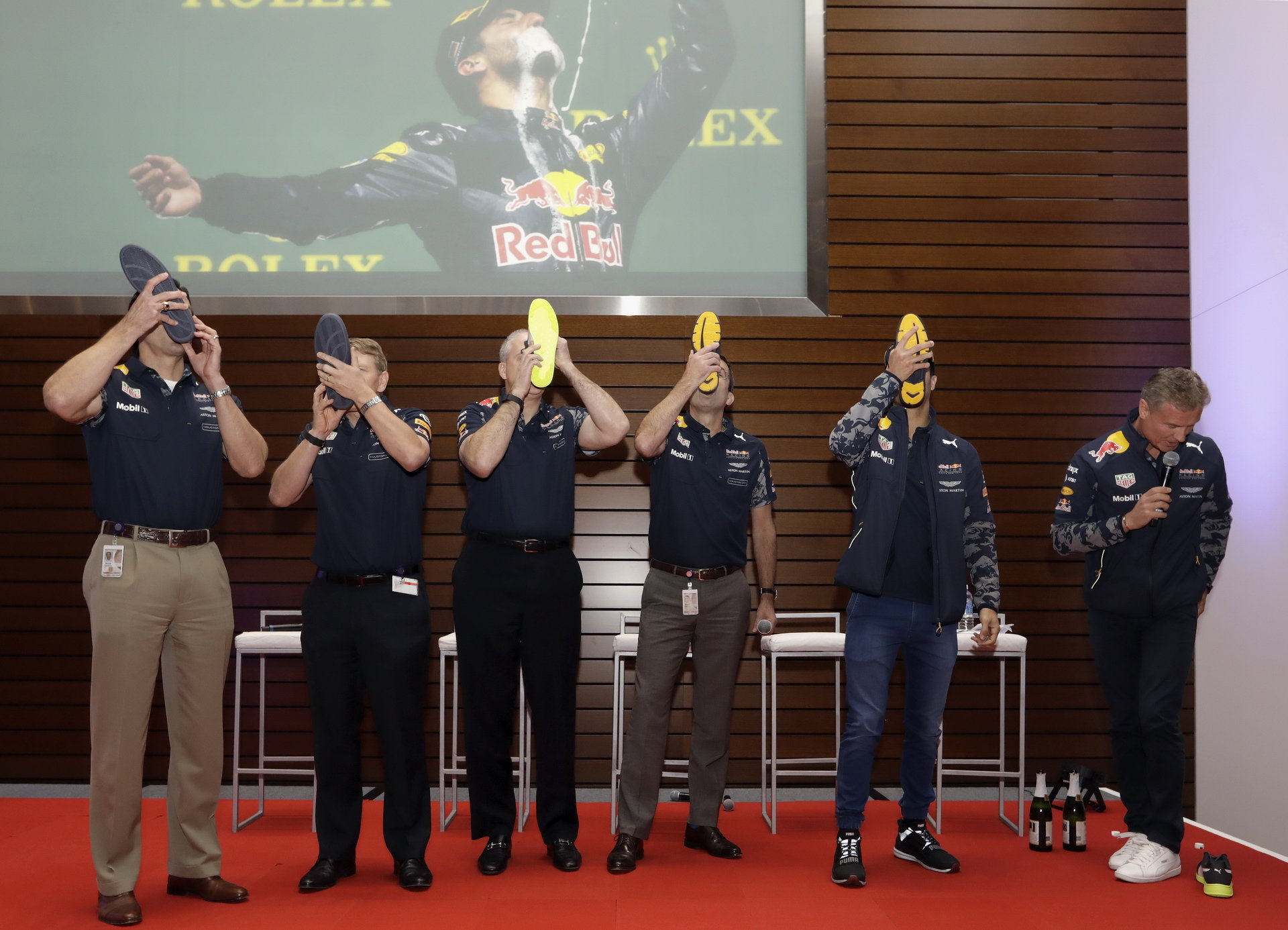 Shoey - Daniel Ricciardo v Americe zavádí nové zvyky