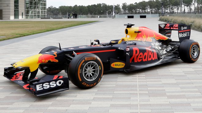 Red Bull RB7 na roadshow v Houstonu s logy nového technologického partnera