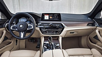 BMW představilo řadu 5 Touring s elegantním designem a velkým kufrem.