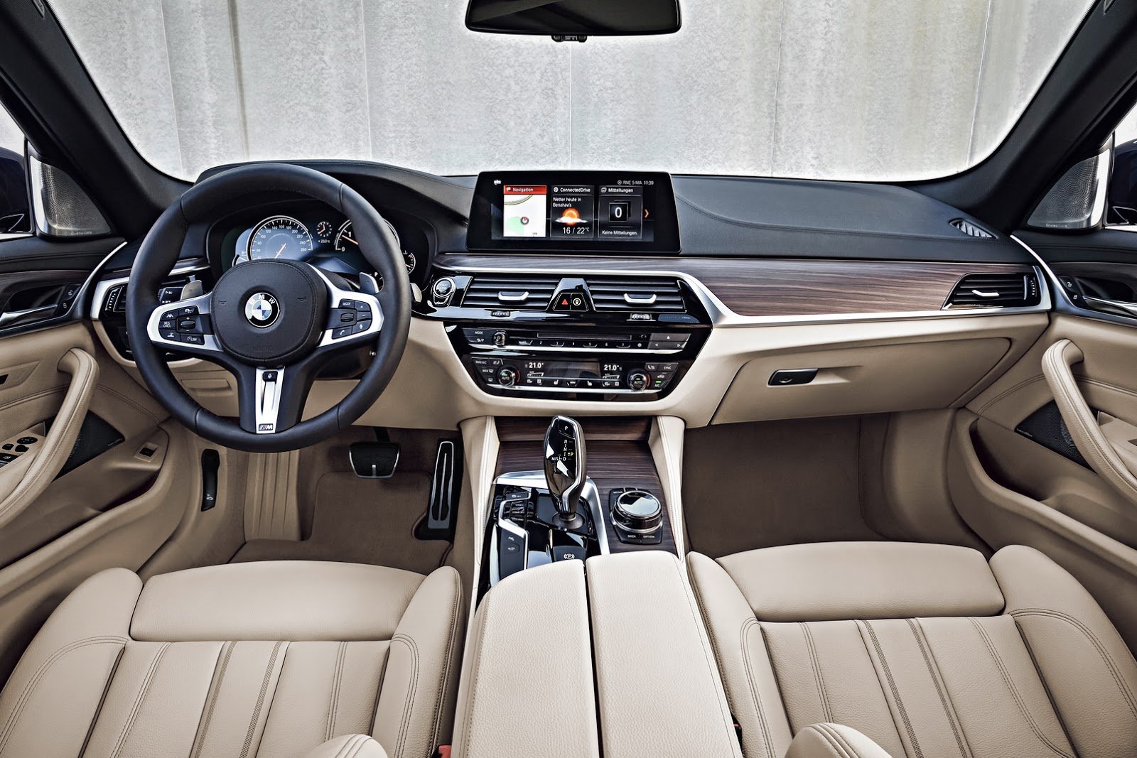 BMW představilo řadu 5 Touring s elegantním designem a velkým kufrem.