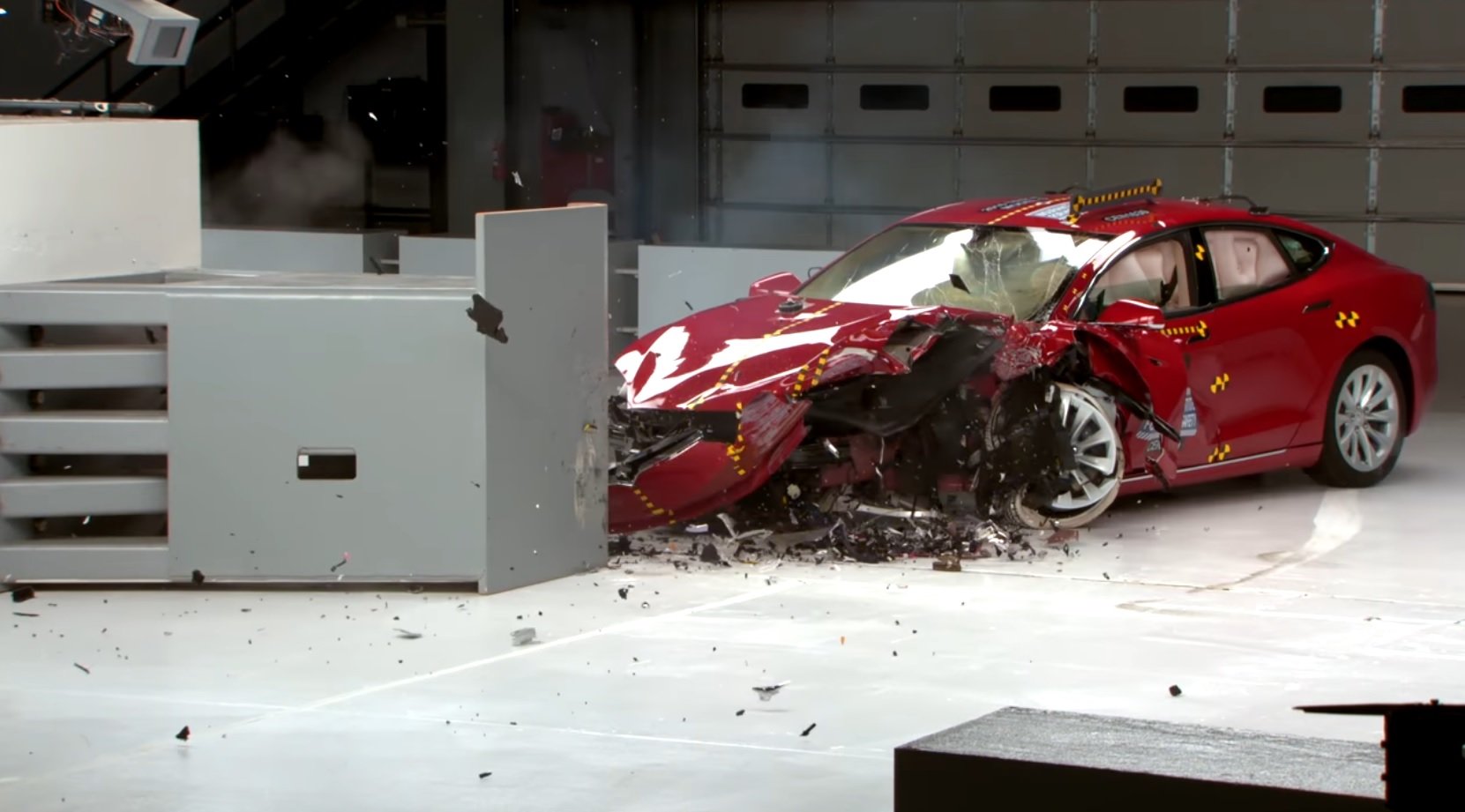 Tesla Model S v nárazových testech organizace IIHS