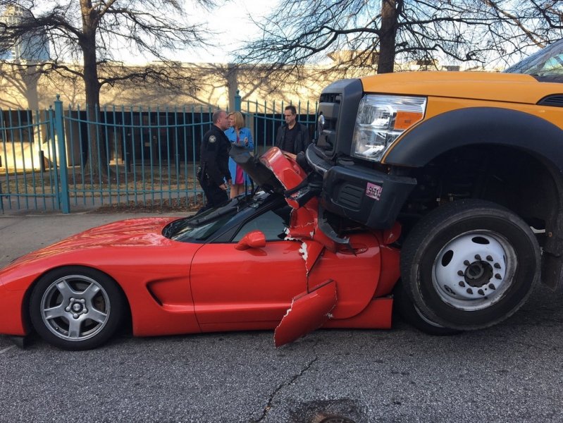 Chevrolet Corvette skončila zničená díky nepozornosti druhého řidiče