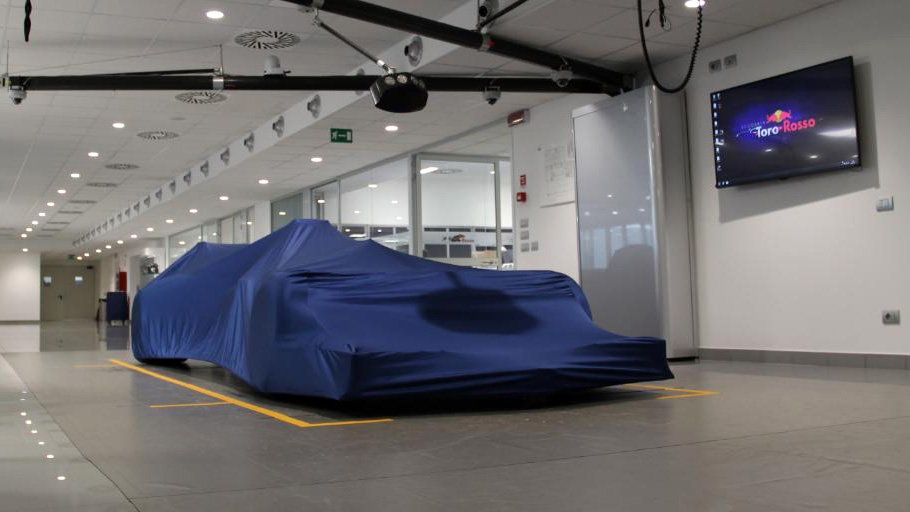 Nové Toro Rosso pod plachtou v továrně