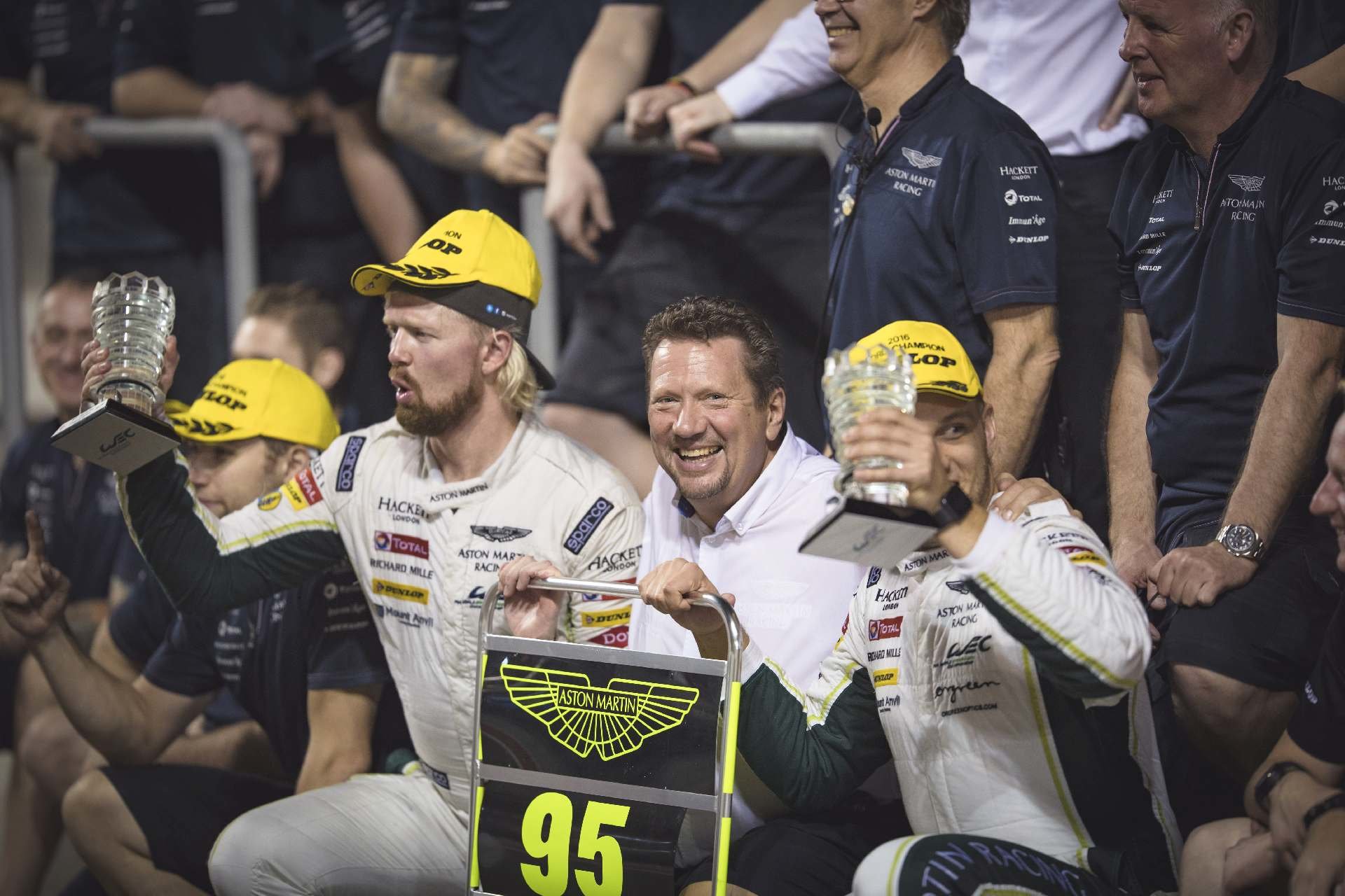 Nicki Thiim a Marco Sorensen se společně s týmem Aston Martin Racing radují ze zisku titulu Mistrů světa