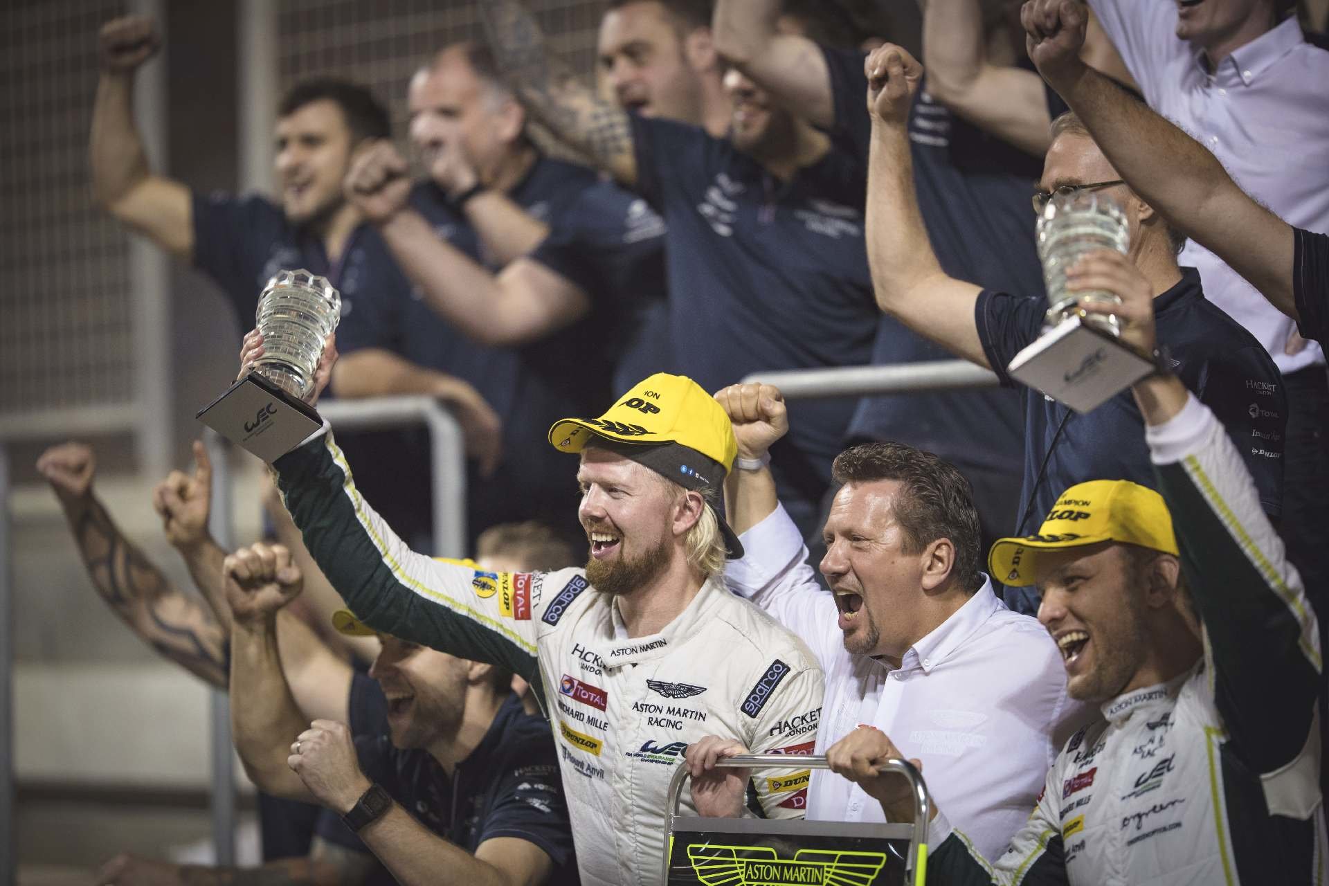 Nicki Thiim a Marco Sorensen se společně s týmem Aston Martin Racing radují ze zisku titulu Mistrů světa