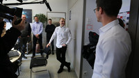 Valtteri Bottas poznává nové kolegy ve Stuttgartu