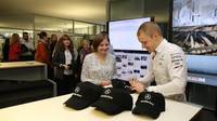 Valtteri Bottas spoluzaměstnancům podepisuje kšiltovky