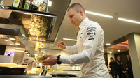 Valtteri Bottas si v jídelně Mercedesu nabírá oběd