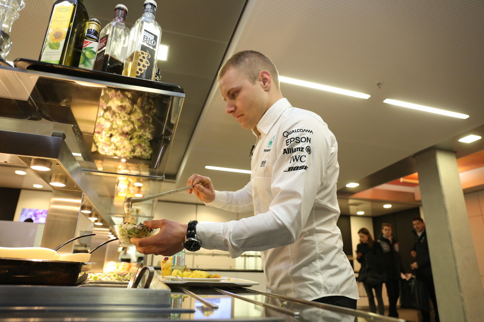 Valtteri Bottas si v jídelně Mercedesu nabírá oběd