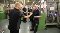 Valtteri Bottas se v továrně Mercedesu zdraví s dělníky, kteří vyrábějí motory