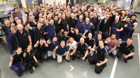 Valtteri Bottas s dělníky v továrně Mercedesu