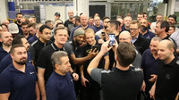 Valtteri Bottas se fotí s dělníky v továrně Mercedesu