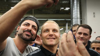 Valtteri Bottas se zaměstnanci Mercedesu ve Stuttgartu