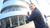 Valtteri Bottas před muzeem Mercedesu ve Stuttgartu