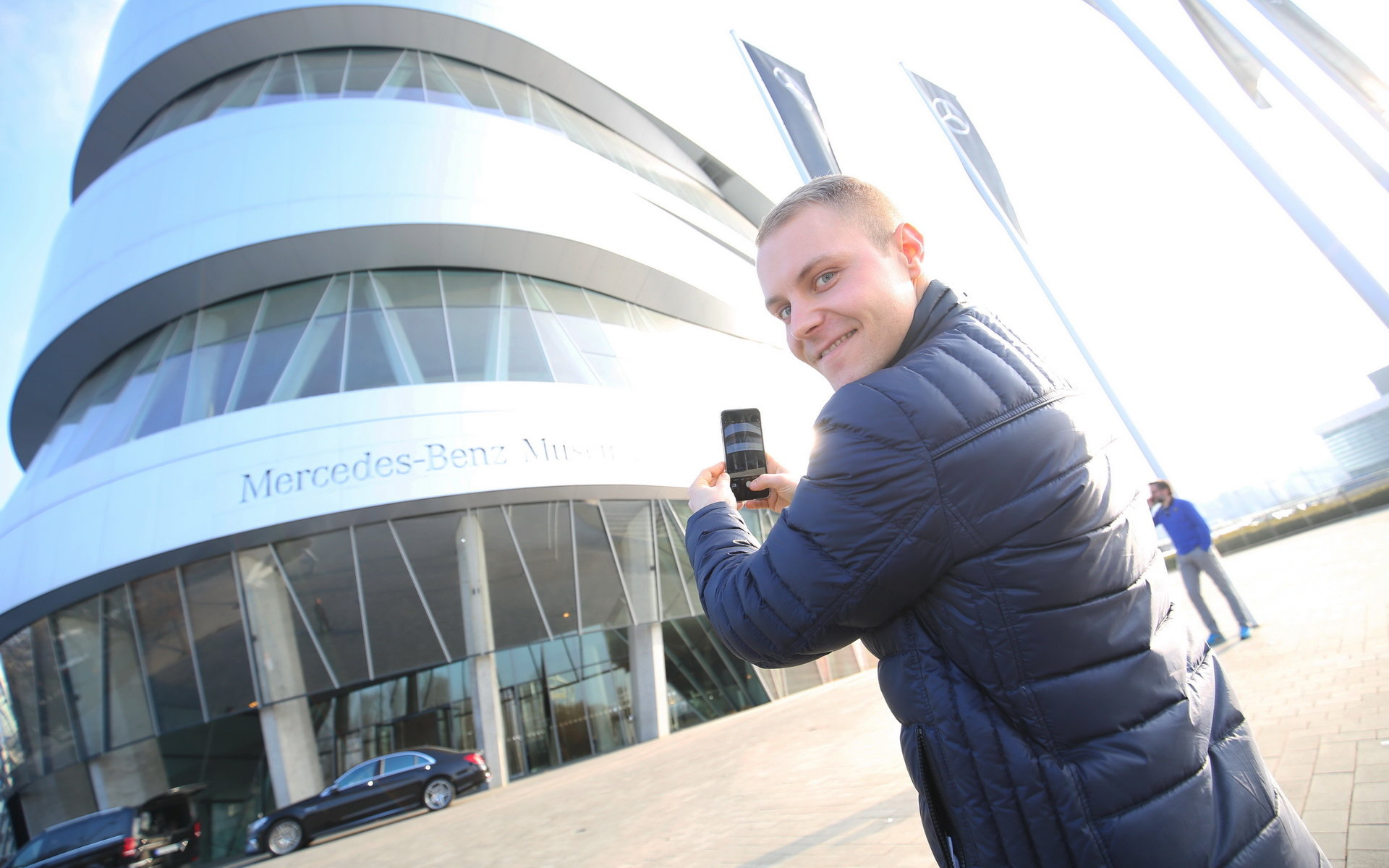 Valtteri Bottas před muzeem Mercedesu ve Stuttgartu