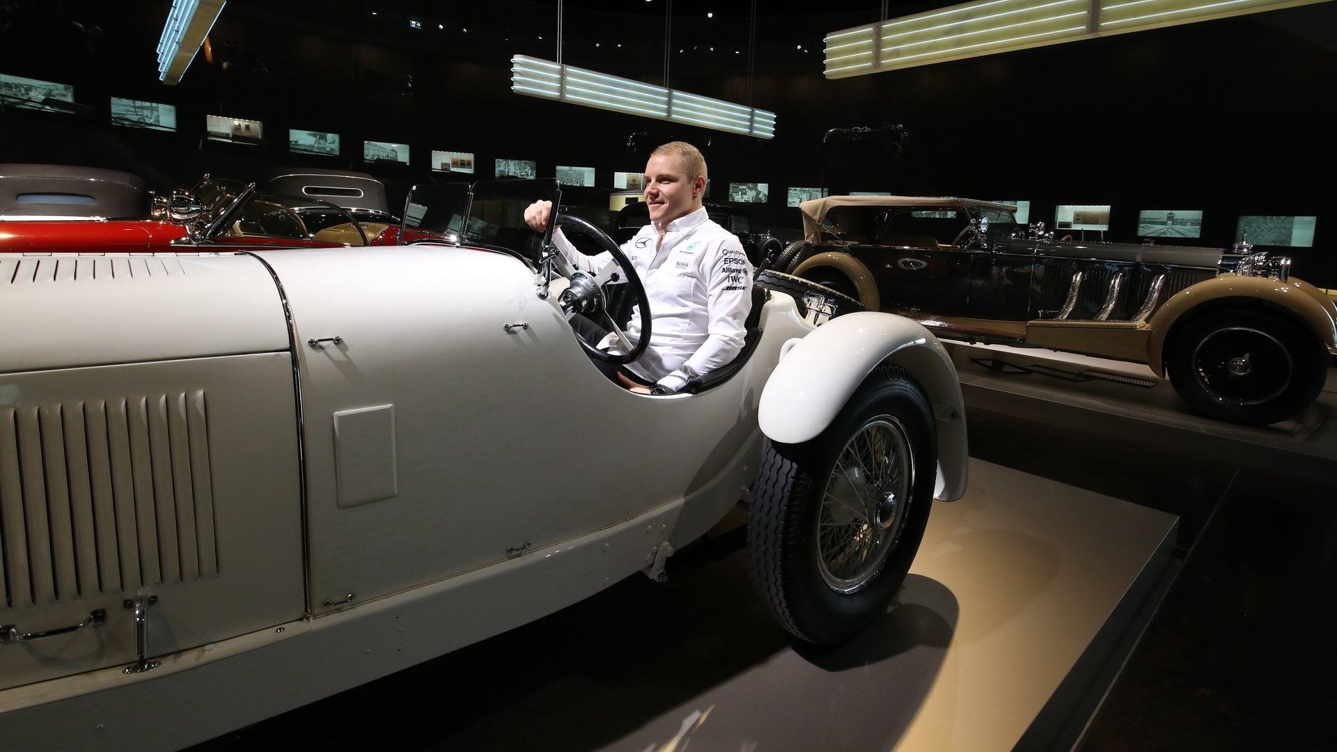 Valtteri Bottas si zkouší jeden ze starších Mercedesů