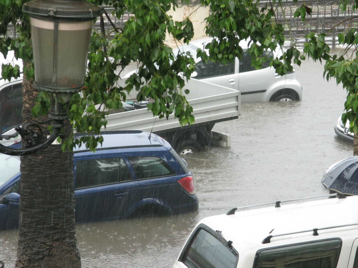 Většina zaplavených aut skončila na odpis