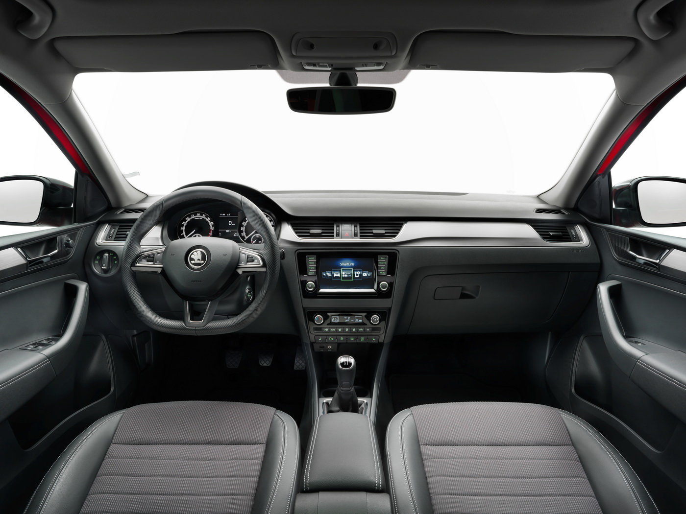 Modernizovaná Škoda Rapid: Pomocí aplikace Connect App si může řidič na chytrém telefonu kdykoliv na dálku prohlížet informace o vozidle, zkontrolovat zavření oken, dveří nebo střešního okna nebo zbývající zásobu pohonných hmot.