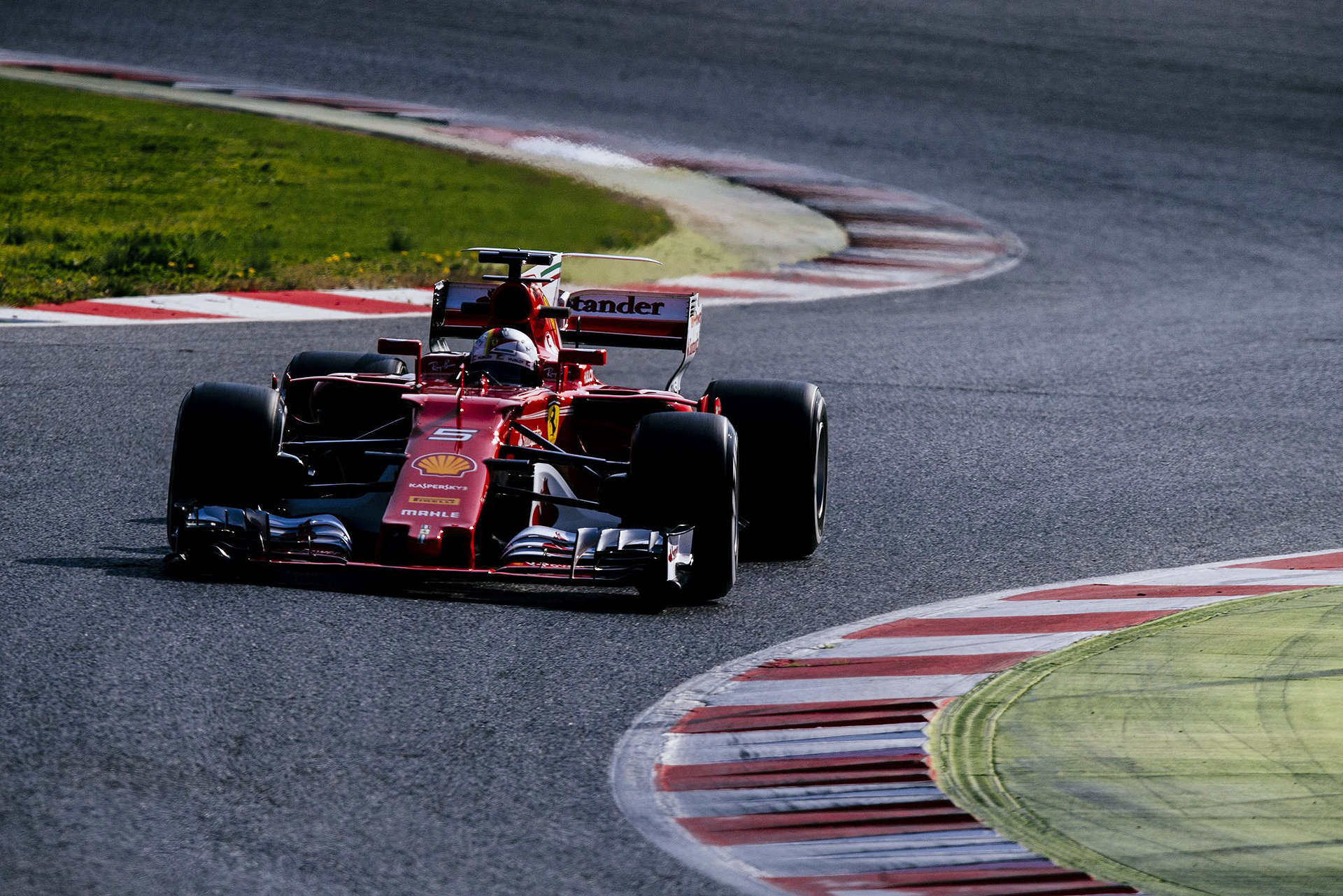 Vettel na Ferrari SF-70H dominoval prvnímu testovacímu dopoledni