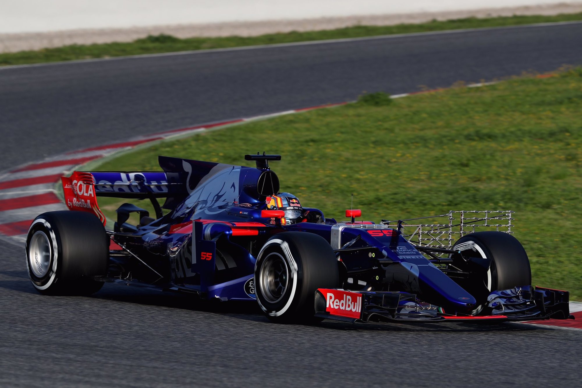 Pohled na Toro Rosso STR12 - Renault z úvodu tréninku