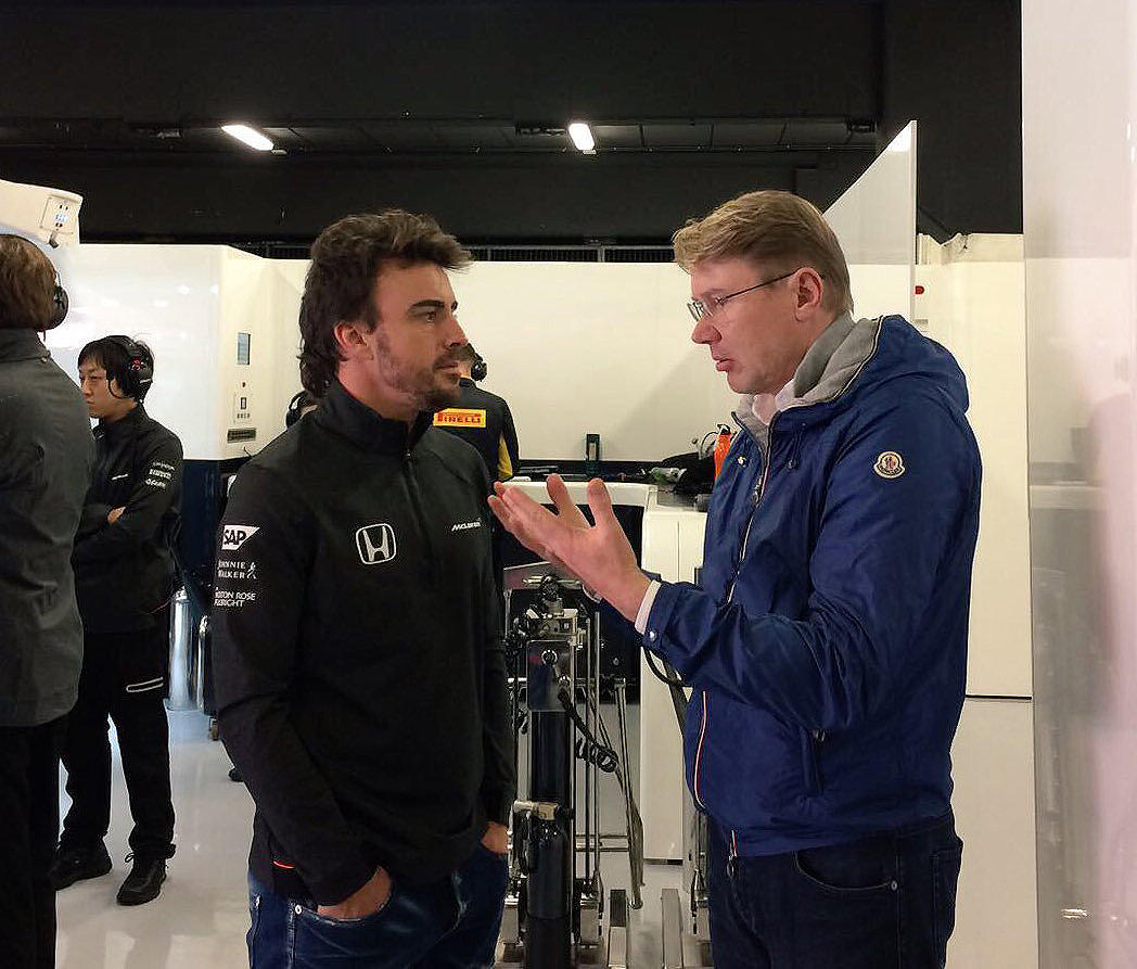 Já ti nevím, Fernando, za nás to auto nijak zvlášť netrucovalo (Alonso a Häkkinen v garáži McLarenu)