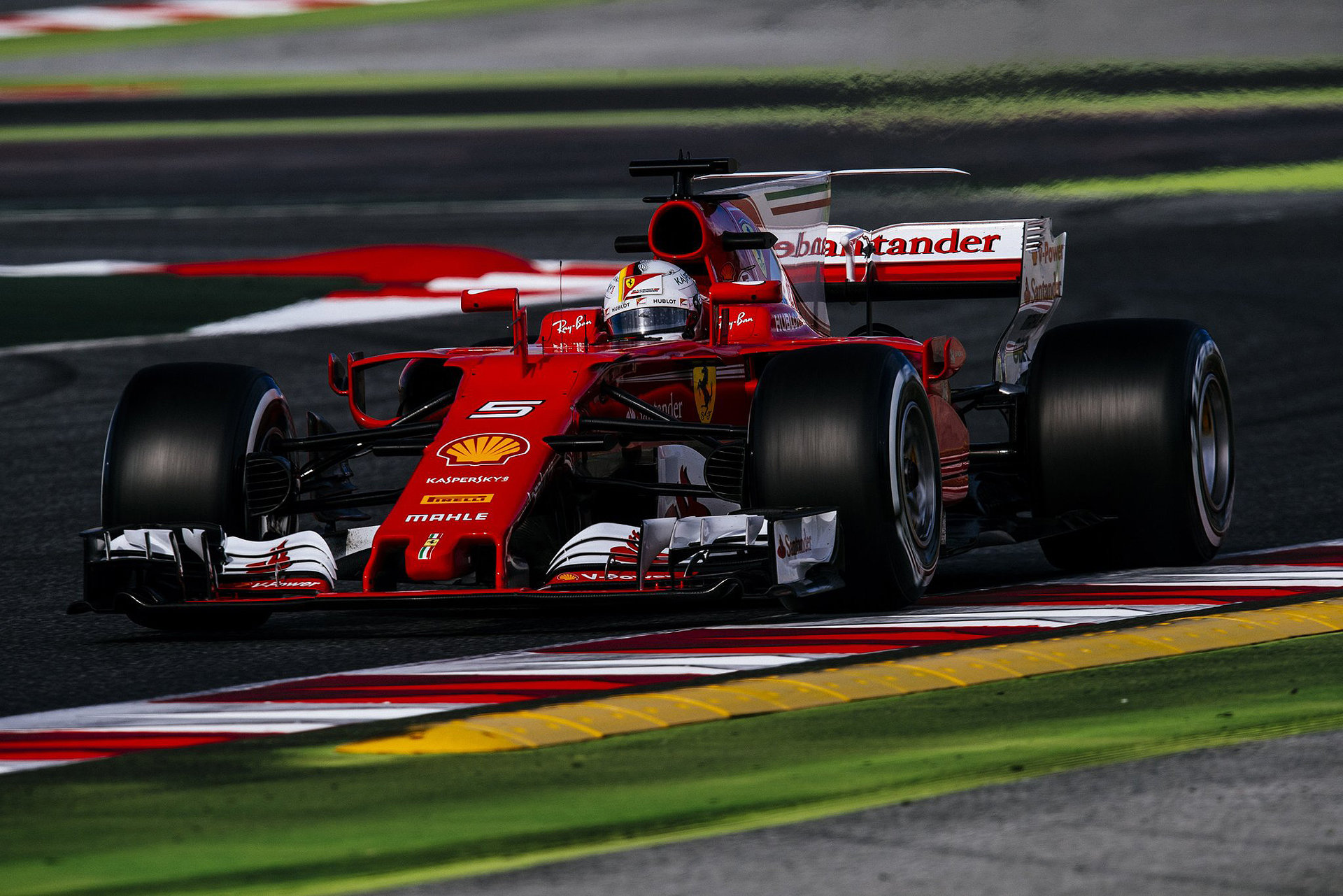 Ferrari je na materiály a obrázky skoupé. Vettel absolvoval celé dopoledne na středně tvrdé směsi